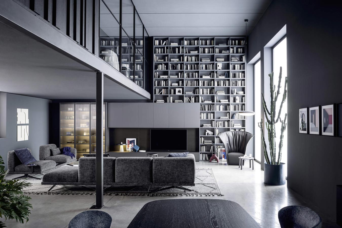 Libreria moderna grigia a doppia altezza per il living modello Wall di Novamobili