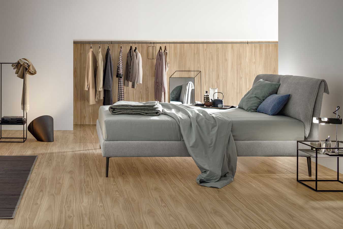 Letto matrimoniale in tessuto con cuscini testiera River di V&NICE