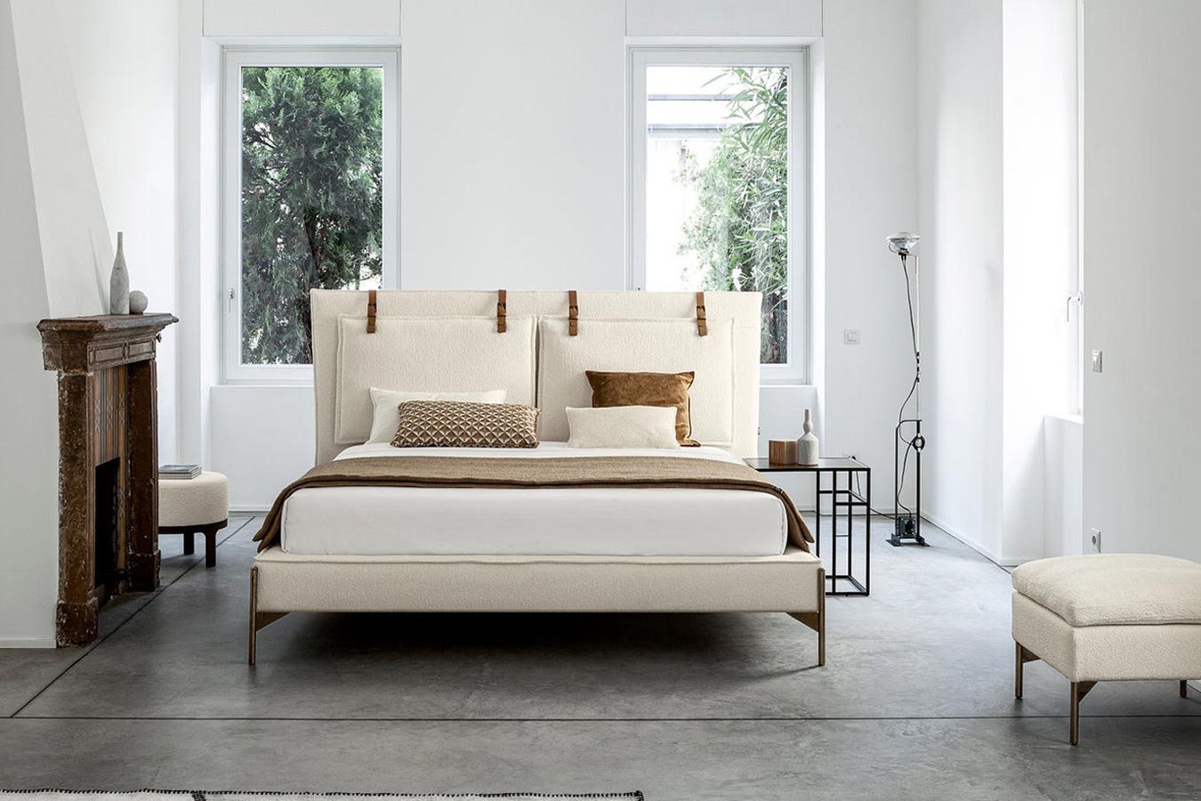 Letto Belt di Twils con cuscini di testata, piedini alti in metallo