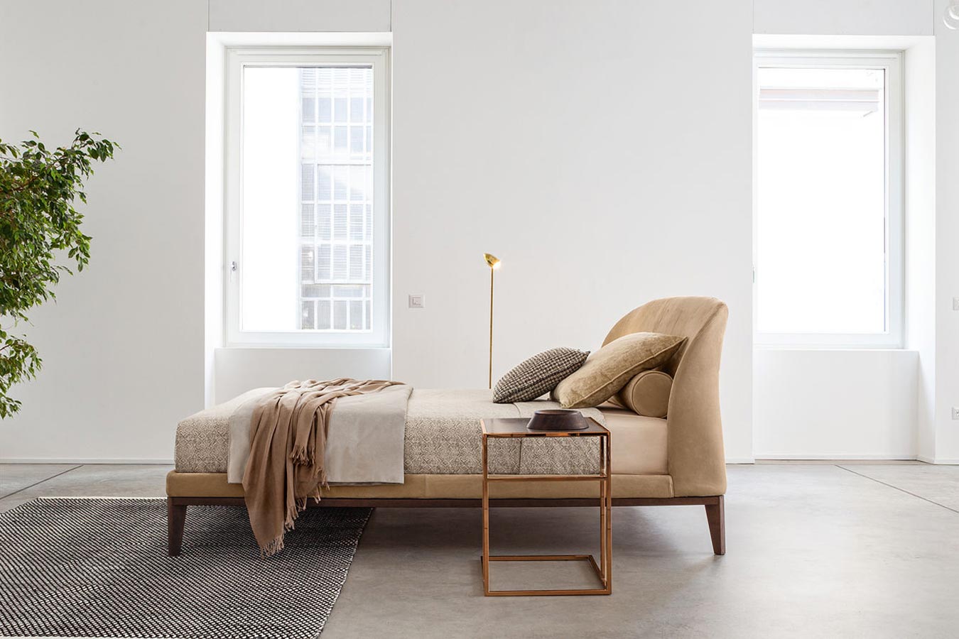 Letto imbottito testata arrotondata in tessuto ecrue e piedini alti Carnaby Wood di Twils