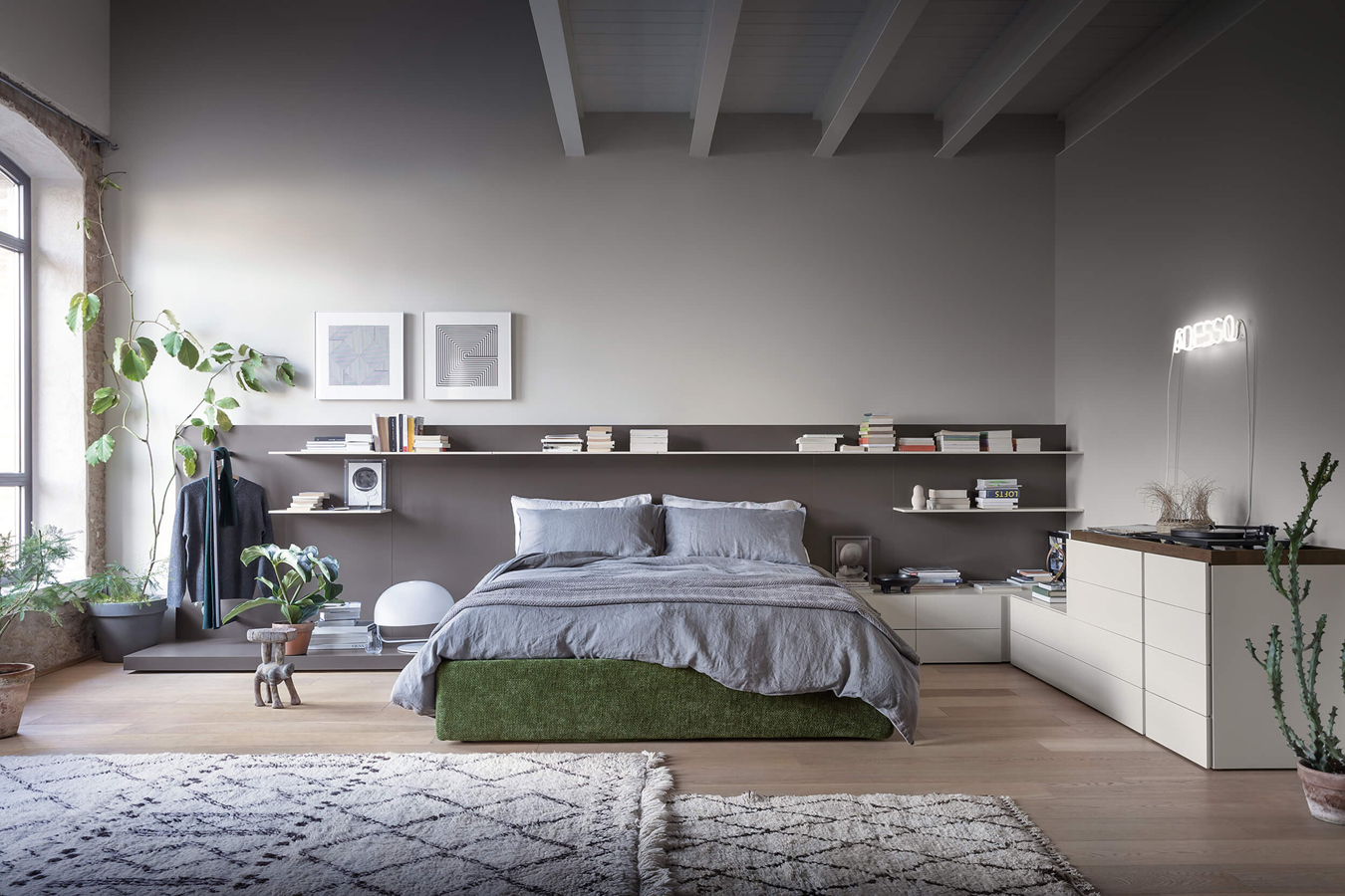 Easy System di Novamobili è un sistemna di contenitori e complementi per la camera da letto.