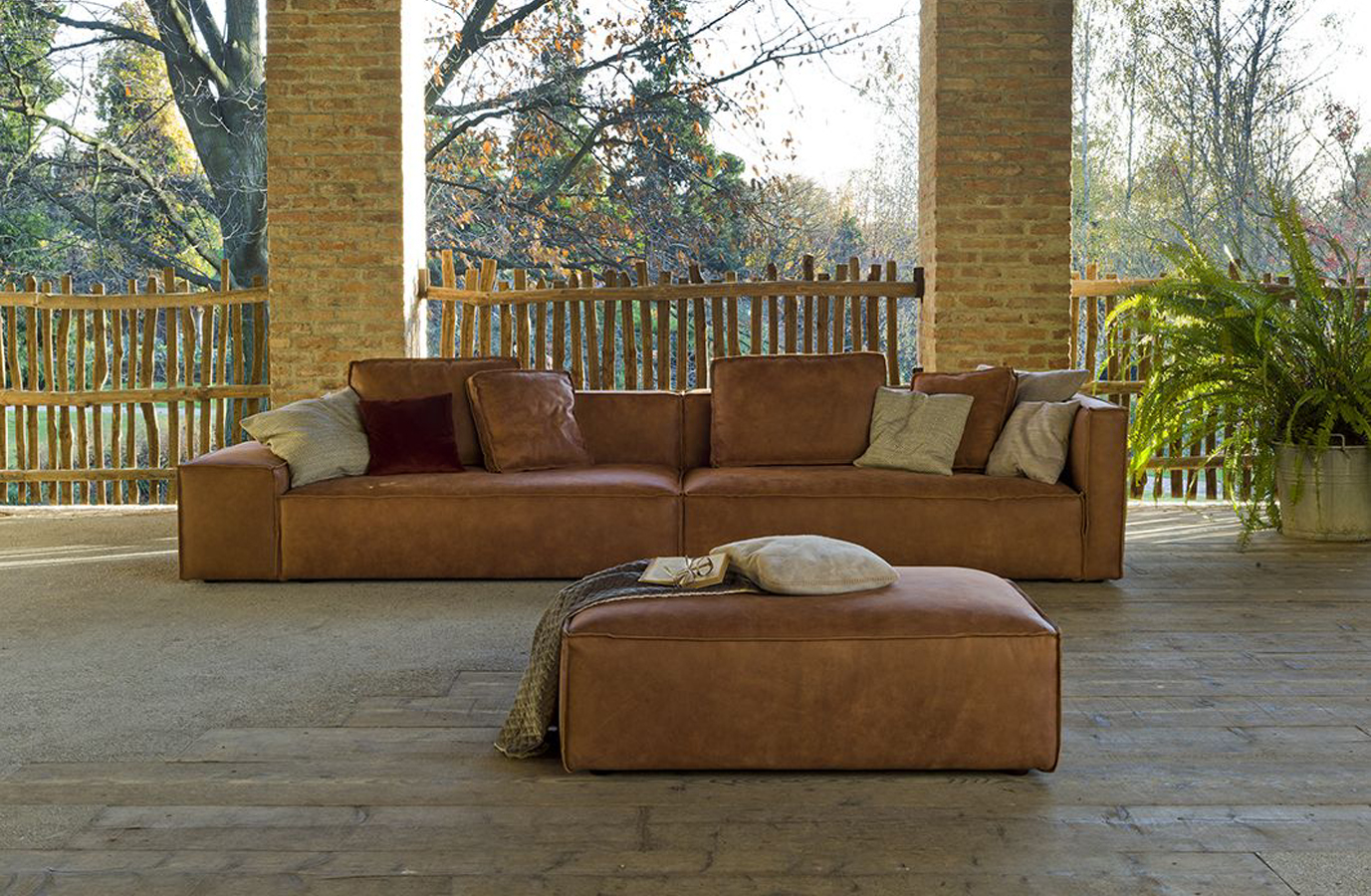 Il divano Strauss di Flexstyle è un modello di tendenza in pelle tagliovivo.