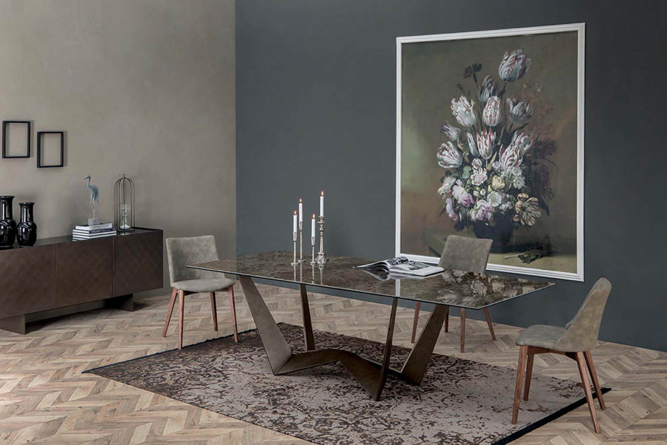 Tavolo Reverse di Tonin con base bronzo piano in gres porcellanato.