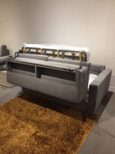 Divano letto matrimoniale beige in sconto
