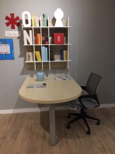 Scrivania arrotondata in laminato finitura faggio/legno chiaro per cameretta ragazzi sconto outlet