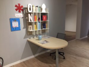 Scrivania arrotondata a parete in offerta outlet