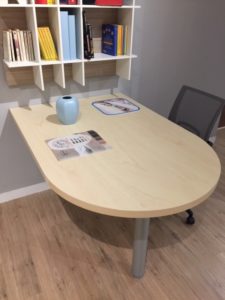 Scrivania arrotondata in laminato per cameretta bambini in offerta outlet