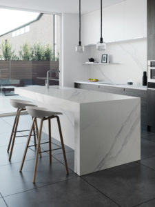 Piano cucina in gres porcellanato effetto marmo biancoper isola centrale 