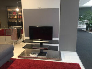 Mobile tv di design a rotelle