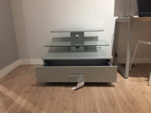 Porta tv con rotelle grigio chiaro