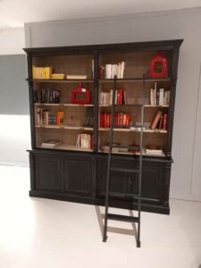 Libreria vintage in legno massello nero, con scaletta