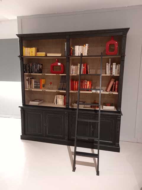 Libreria vintage in legno massello nero, con scaletta