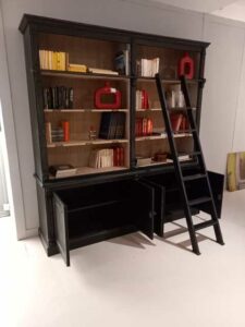 Libreria vintage in legno massello nero, con scaletta