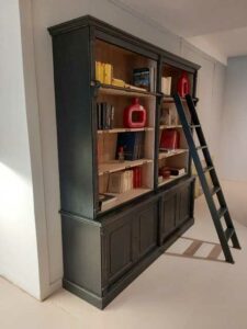 Libreria vintage in legno massello nero, con scaletta