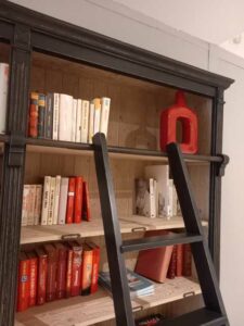 Libreria vintage in legno massello nero, con scaletta