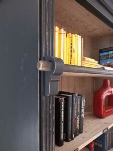 Libreria vintage in legno massello nero, con scaletta
