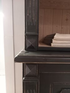 Libreria vintage in legno massello nero, con scaletta