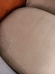 Poltrona vintage in cuoio e tessuto shabby