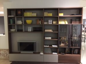 Parete soggiorno a libreria con vano televisione e vetrina di Kiko
